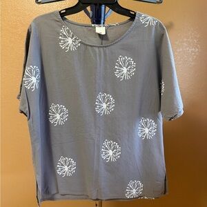 Womens Gray Short-Sleeve Printed Top - White Floral Motif Size Medium